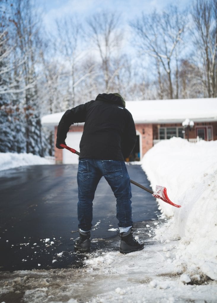 Fällt im Winter Schnee oder bildet sich Eis, müssen Hausbesitzer tagsüber die Gehwege vor ihrem Grundstück räumen und streuen.