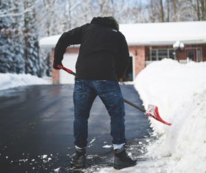 Fällt im Winter Schnee oder bildet sich Eis, müssen Hausbesitzer tagsüber die Gehwege vor ihrem Grundstück räumen und streuen.