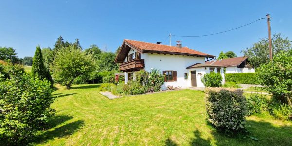 Grundstück-mit-Haus