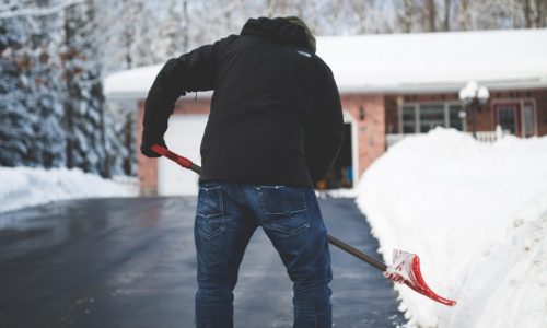 Fällt im Winter Schnee oder bildet sich Eis, müssen Hausbesitzer tagsüber die Gehwege vor ihrem Grundstück räumen und streuen.