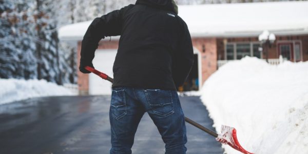 Fällt im Winter Schnee oder bildet sich Eis, müssen Hausbesitzer tagsüber die Gehwege vor ihrem Grundstück räumen und streuen.