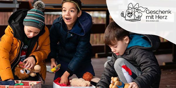 drei_jungen_packen_ihre_geschenke_voller_begeisterung_aus2-rusnk4p0st1zk94vmxqk8uarnc26ornrg2lbog9r5k